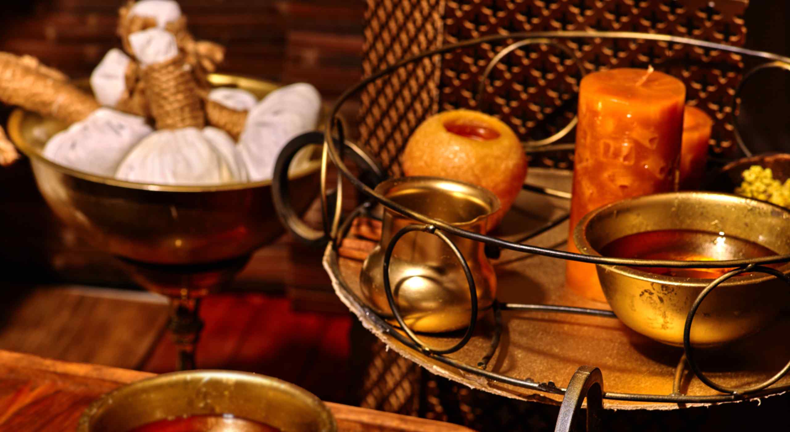 Ölschalen, Zitronenwickel, Kerzen für die Ayurveda-Massage