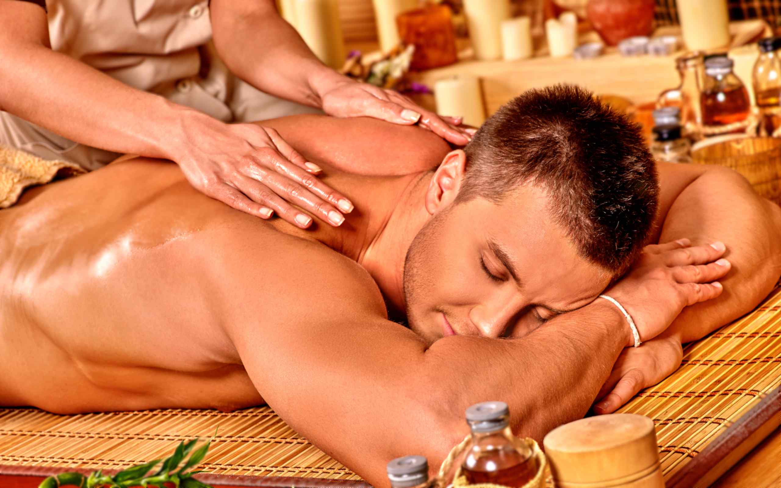 Mann genießt eine Ayurveda-Massage